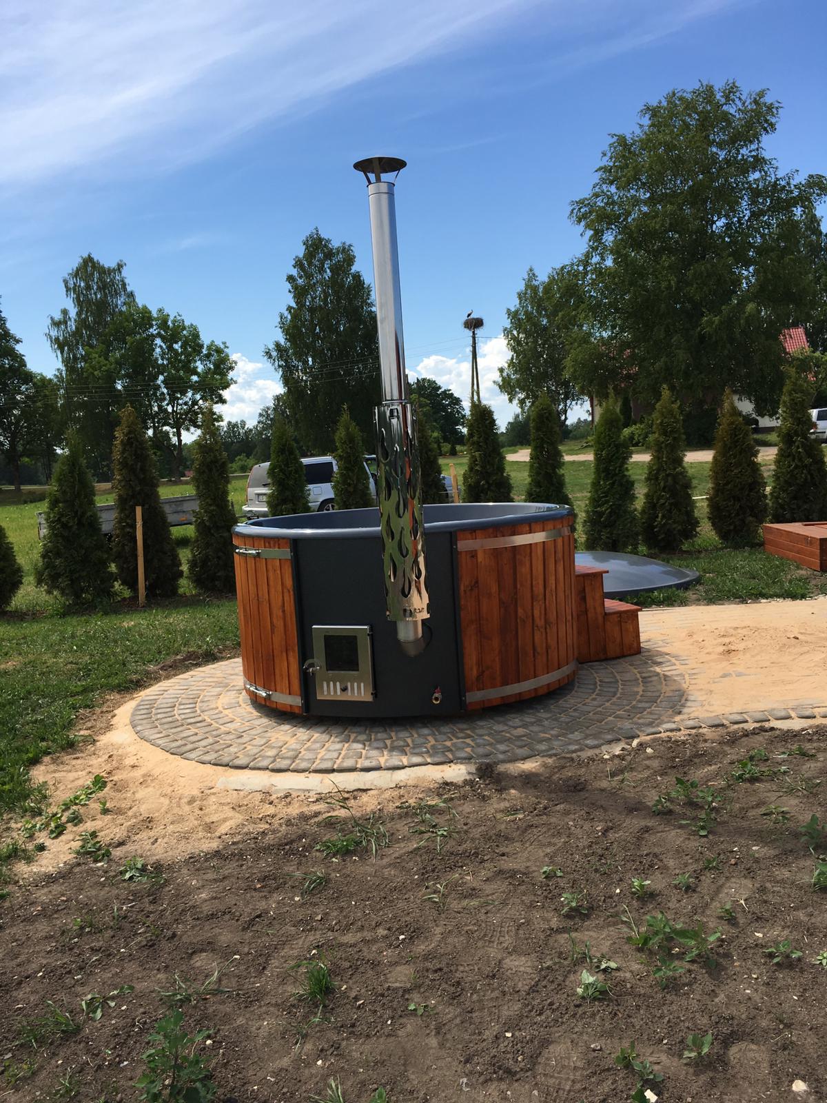 Stiklašķiedru kubls ar integrēto krāsni, masāžas sistēmām un LED gaismām